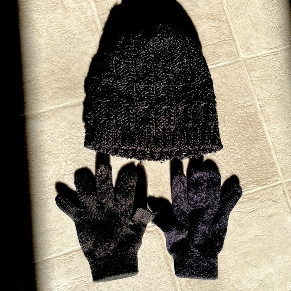 Girls medium to large or woman’s small to medium beanie hat and gloves black